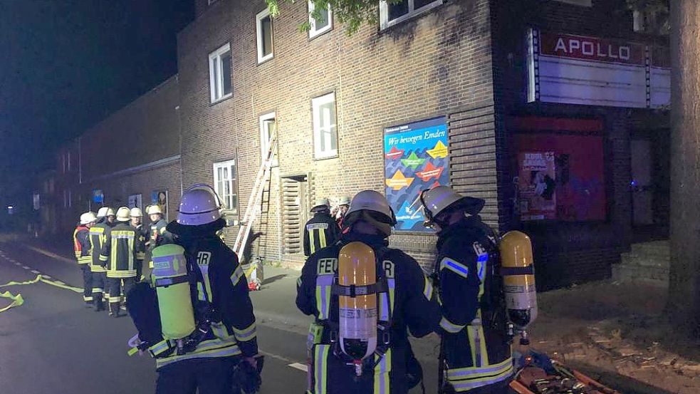 Die Feuerwehr rückte am Donnerstagabend zum ehemaligen Emder Apollo-Kino aus.. Foto: Müller