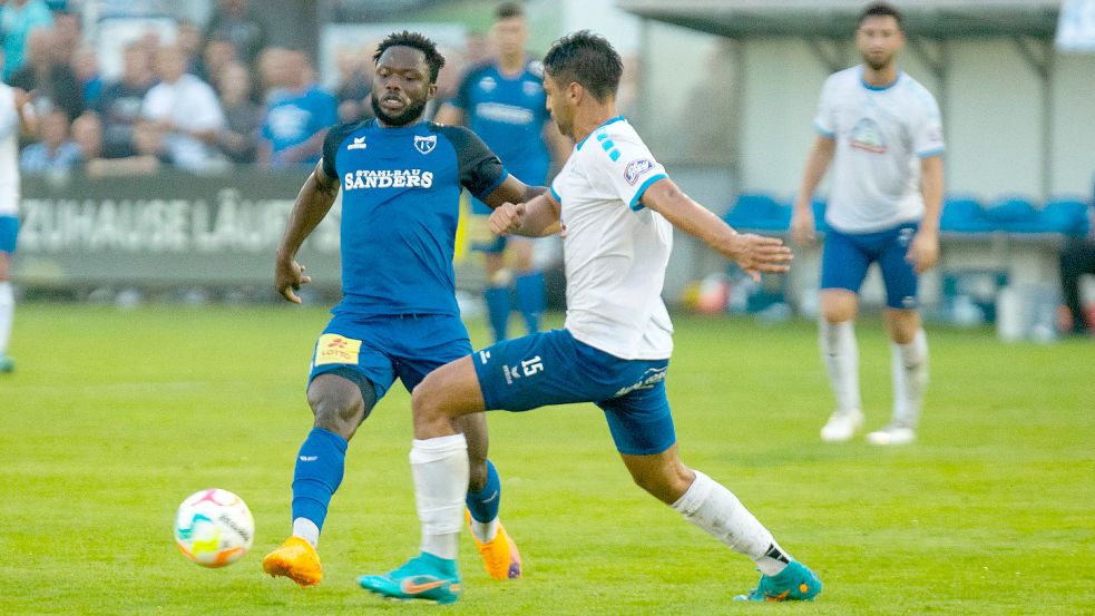 Kickers Emden (links Ibrahim Sillah) hofft am Mittwochabend auf einen Pokalerfolg in Jeddeloh. Archivfoto: Doden