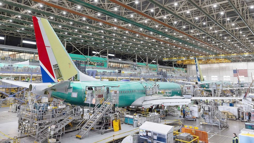 Boeing-Mitarbeiter arbeiten an der Endmontagelinie der 737 MAX im Boeing-Werk in den USA. Foto: Ellen M. Banner/The Seattle Times pool via AP/dpa