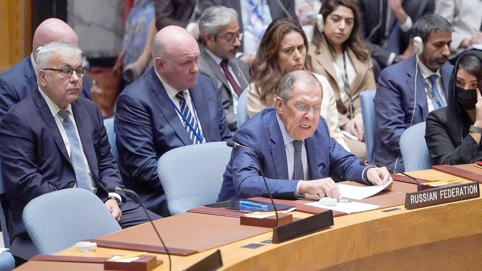 Russlands Außenminister Sergej Lawrow (r) äußert sich im UN-Sicherheitsrat in New York zur Lage in der Ukraine. Foto: Mary Altaffer/AP/dpa