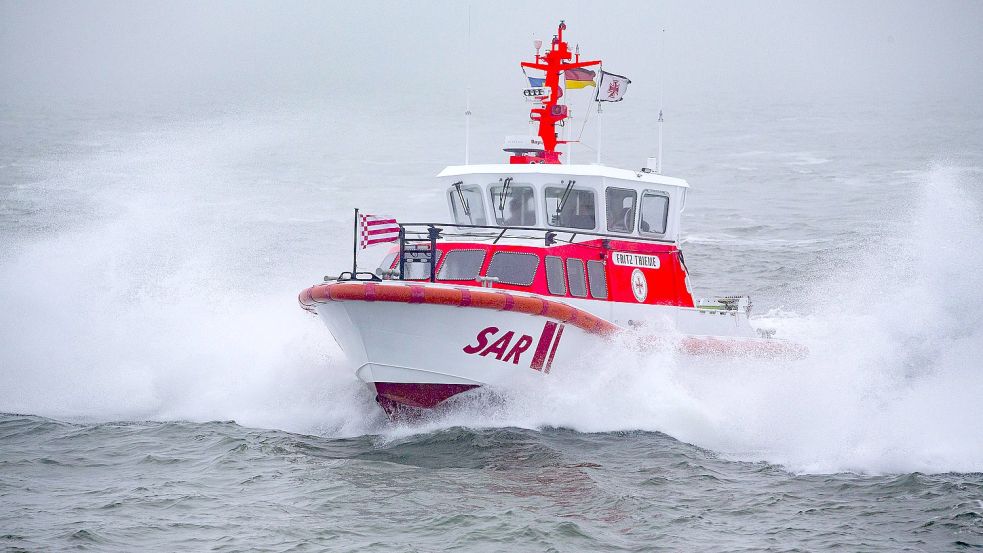 Das Seenotrettungsboot „Fritz Thieme“ rückte aus, um die Fähre abzuschleppen. Foto: Die Seenotretter/DGzRS/Martin Stöver