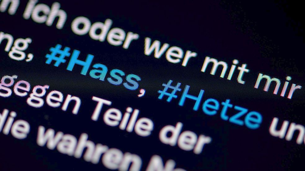Zuletzt hatten sich die Fußball-Schiedsrichterexperten „Collinas Erben“ nach einer Fülle an Beleidigungen von Twitter zurückgezogen. Foto: Fabian Sommer/dpa