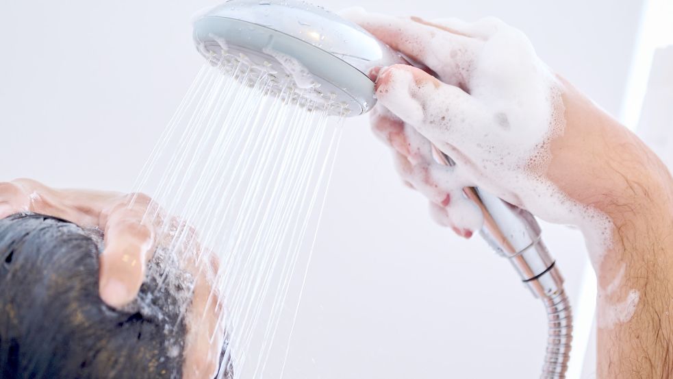 Gerade in größeren Familien entsteht mehr Abwasser. Foto: Riedl/dpa