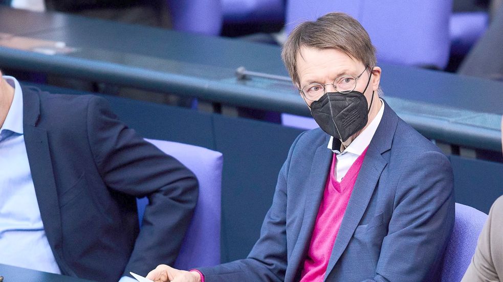 Karl Lauterbach (SPD), Bundesminister für Gesundheit sitzt kurz vor seiner Rede in der Sitzung des Bundestags. Foto: Annette Riedl/dpa