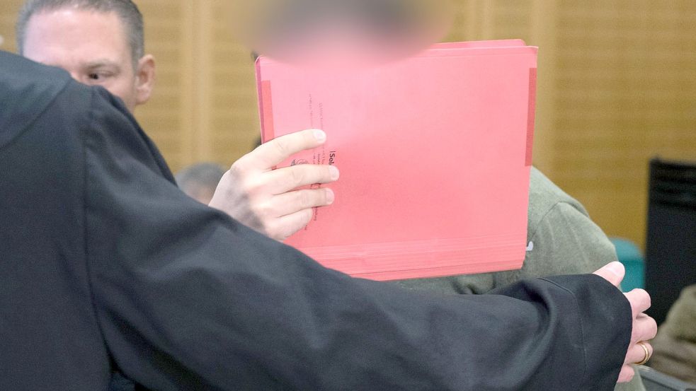 Der 35-jährige Angeklagte soll als Fußball-Jugendtrainer in zahlreichen Fällen Jugendliche vergewaltigt und missbraucht haben. Foto: Boris Roessler/dpa