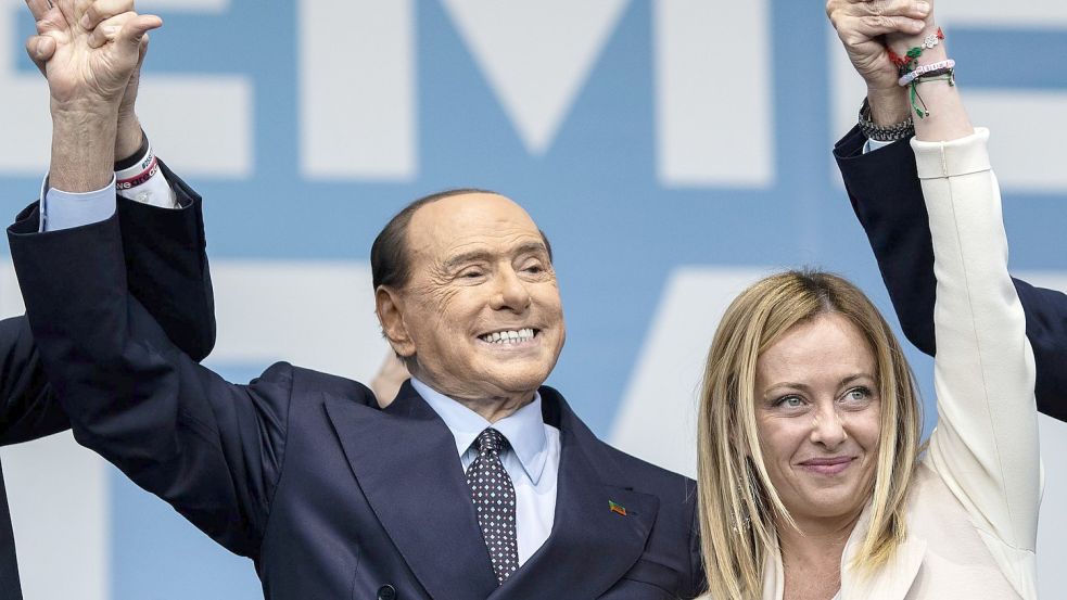 Forza-Italia-Chef Silvio Berlusconi und die Vorsitzende der rechtsextremen Partei Fratelli d’Italia (Brüder Italiens), Giorgia Meloni. Foto: Oliver Weiken/dpa