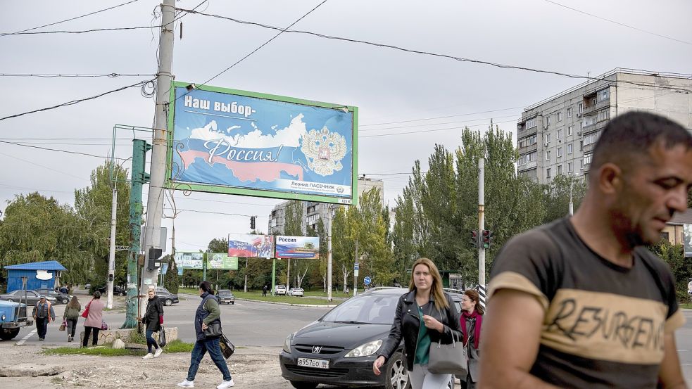 „Unsere Wahl -Russland“ steht auf einem Plakat im russisch besetzen Luhansk. Foto: picture alliance/dpa/AP