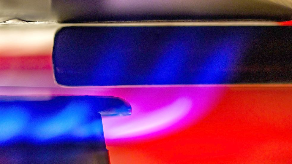 Eine Gasflamme erhitzt Wasser in einem Kochtopf. Foto: Frank Rumpenhorst/dpa