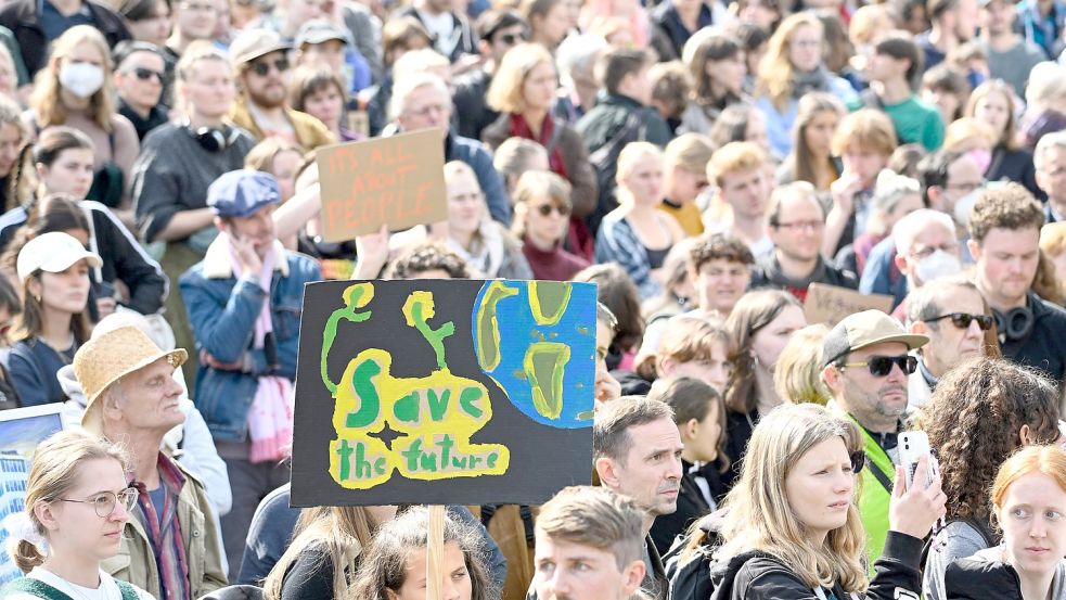Auch in Berlin gibt es am Freitag wieder Klimapolitikproteste von Fridays for Future. Foto: AFP/TOBIAS SCHWARZ