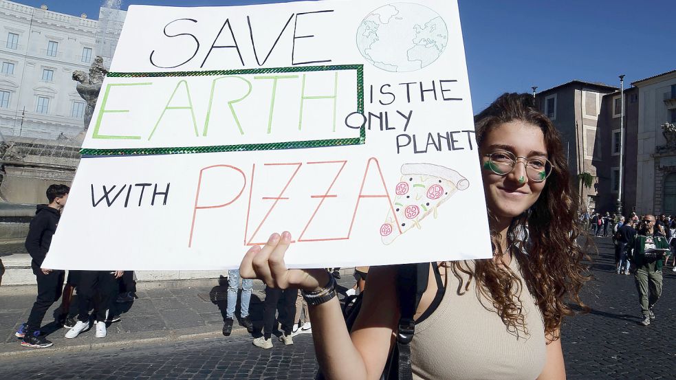 Die Erde ist der einzige Planet mit Pizza: Für diese Italienerin ein guter Grund, sie vor dem Untergang zu retten. Foto: IMAGO IMAGES/Evandro Inetti
