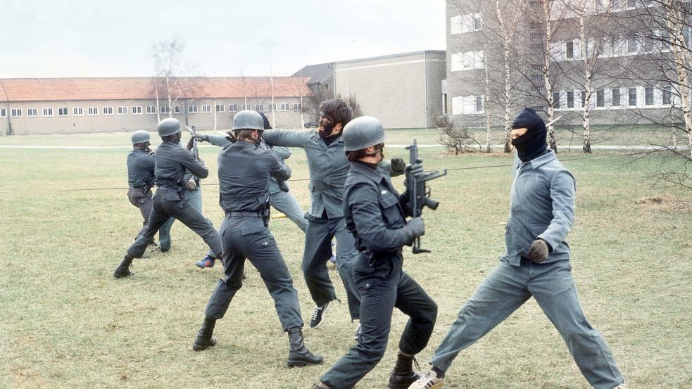 Mitglieder der Anti-Terroreinheit GSG 9 bei der Ausbildung im Nahkampf im Jahr 1979. Foto: Roland Scheidemann/dpa