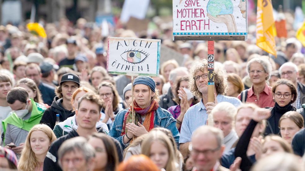 Die Klimaschutzbewegung Fridays For Future hat für diesen Freitag zu einem weltweiten Klimastreik aufgerufen - hier die Demo in Köln. Foto: Marius Becker/dpa