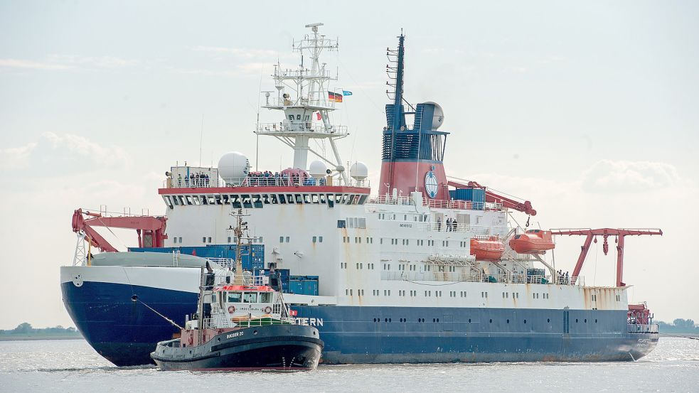 Auf diesem Schiff, der Polarstern, reiste Forscherin Dr. Stefanie Arndt während der größten Arktis-Expedition. Nun hält sie im Rahmen der Emder Forschungstage einen Vortrag über ihre Erfahrungen. Foto: Ingo Wagner/dpa