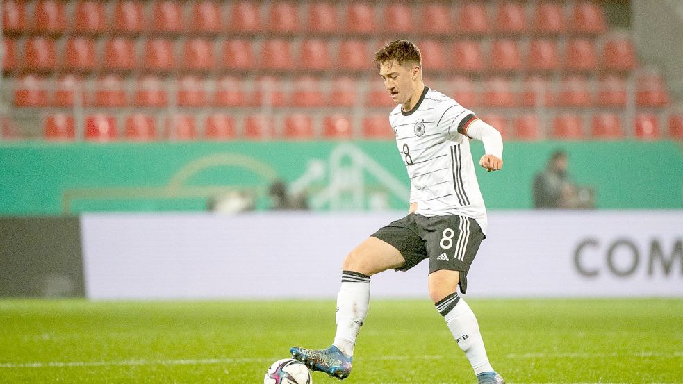 Verletzungsbedingt fällt Jonathan Burkhardt aus. Deshalb führt Angelo Stiller die U21 National-Mannschaft als Kapitän gegen Frankreich an. Foto: Matthias Balk/dpa