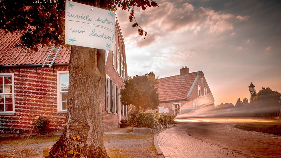 Tausende Fahrzeuge rollen täglich teilweise dicht an dicht übers Pflaster der schmalen Straße durch Westgroßefehn, hier als Langzeitaufnahme. Foto: Cordsen