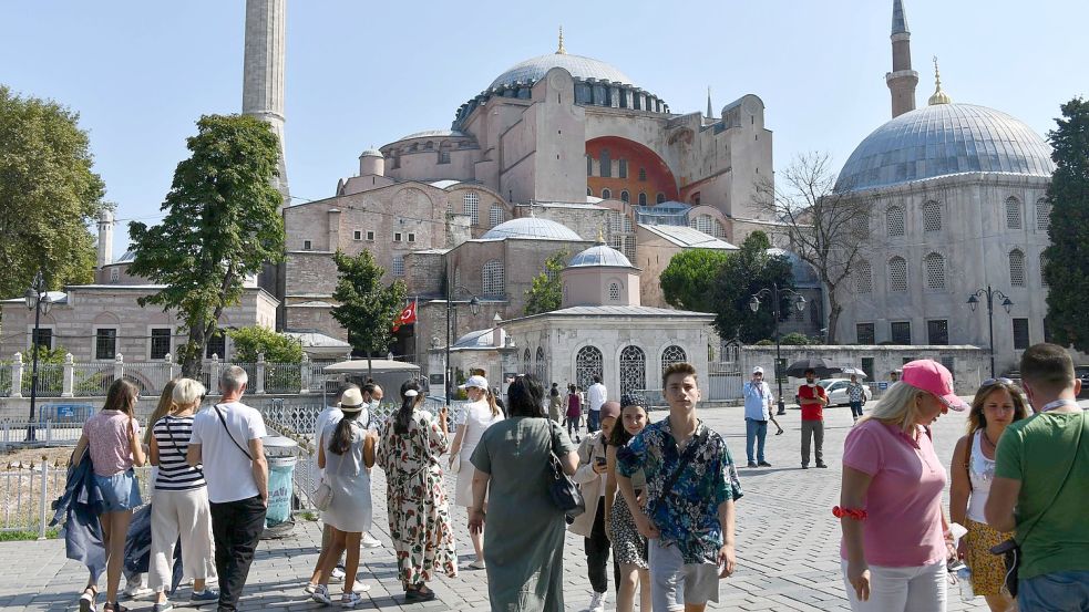 Touristen schlendern in der Nähe der Hagia Sophia in Istanbul. Foto: Xu Suhui/XinHua/dpa/Archivbild