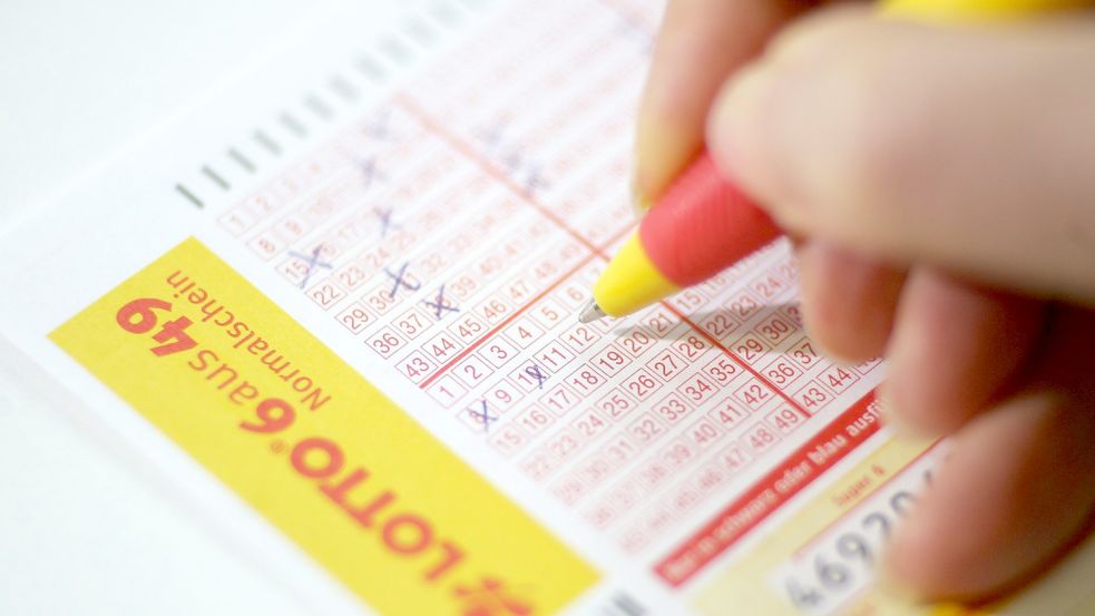 Ein Lotto-Schein wird ausgefüllt. Foto: Jens Wolf/zb/dpa/Symbolbild