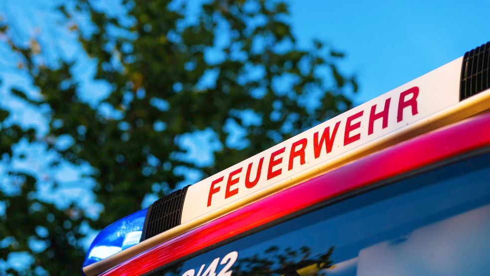 Feuerwehr und Anwohner haben in der Nacht zu Samstag acht brennende Autos in der Bremer Neustadt gelöscht. Foto: Philipp von Ditfurth/dpa