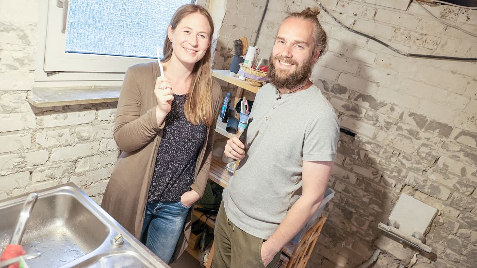 Das Badezimmer wurde von Stephanie Fäustel und Jan Fischer weitestgehend entkernt. Ihre Dusche hatten beide über den Sommer im Garten aufgebaut. Foto: Hock