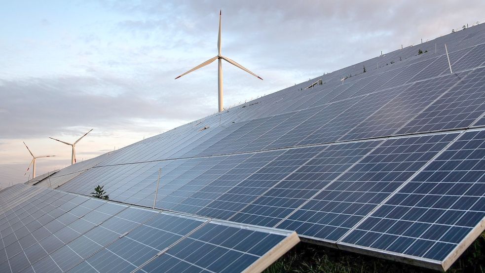 Aus dem Norden wird aktuell die Forderung nach einer Neuregelung der sogenannten Verteilnetzentgelte erneuert. Kritiker haben wiederholt darauf hingewiesen, dass Regionen mit viel erneuerbarer Energie etwa aus Windkraft durch höhere Entgelte belastet werden. Foto: Sina Schuldt/dpa/Symbolbild
