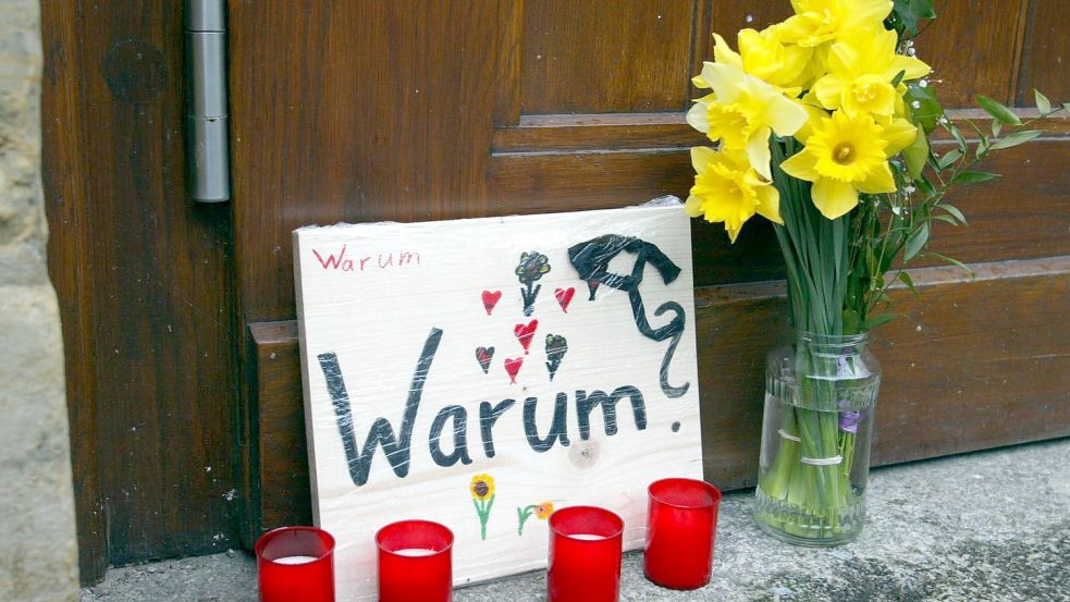 Kerzen und Blumen am Gutenberg Gymnasium in Erfurt, an dem ein junger Mann vor 20 Jahren 16 Menschen tötete. Foto: imago images/Eckehard Schulz