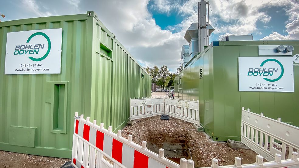 Im linken Container werden die Elektrolyseure untergebracht, rechts steht das Blockheizkraftwerk, in der Mitte liegt ein Schacht, in dem Röhren für ein neues Nahwärmenetz verlegt werden. Fotos: Cordsen