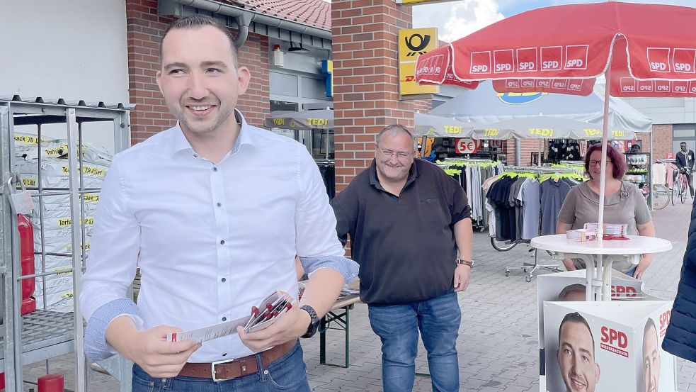 Am Wahlkampfstand in Flachsmeer erhält Nico Bloem Unterstützung von der SPD-Parteibasis. Foto: Nording