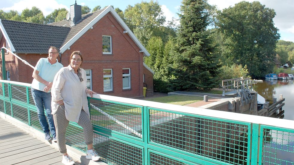 Dieter und Nannie Jacobs vor dem Schleusenmeisterhaus der Kesselschleuse in Emden - für viele ist es eine Traumlage. Fotos (6): H. Müller