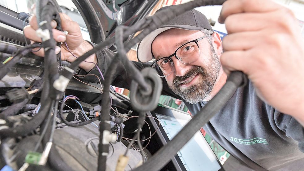 Wenn das Analysegerät beim Fahrzeug einen Defekt anzeigt, der den Austausch eines elektronischen Teils erforderlich macht, ist Björn Struckmeyer alles andere als erfreut. Foto: Ortgies