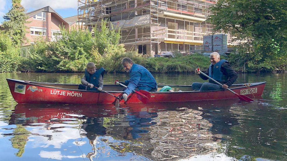 Oft musste man beim im Wasser treibenden Müll - hier eine Flasche und etwas Plastikverpackung - ganz genau hinschauen, um es überhaupt zu entdecken. Foto: Hanssen