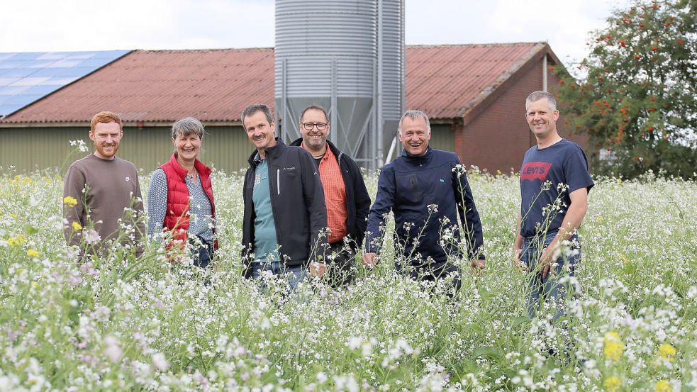 Die Autorin hat alle Beteiligten auf einem duftenden Acker getroffen, darunter die Wasserschutzberater Tamme de Vries (von links), Christiane Niemann, Keno Arends und Denny Faß, Michael Veh vom OOWV und Landwirt Harald Cornelius. Foto: Böning