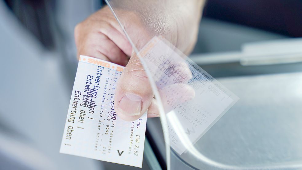 Ein neues Ticket kaufen oder nicht? Umsteiger aufgepasst. Foto: dpa/Anspach