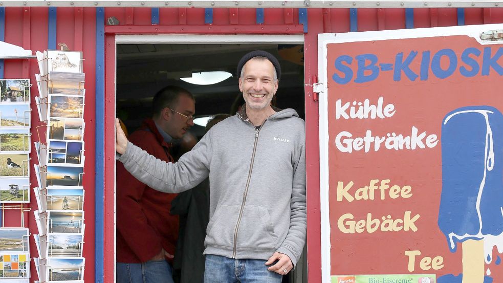 Lars Bücking betreibt den Zeltplatz-Kiosk von Spiekeroog seit 1993. Geplant war das nicht. Foto: Böning