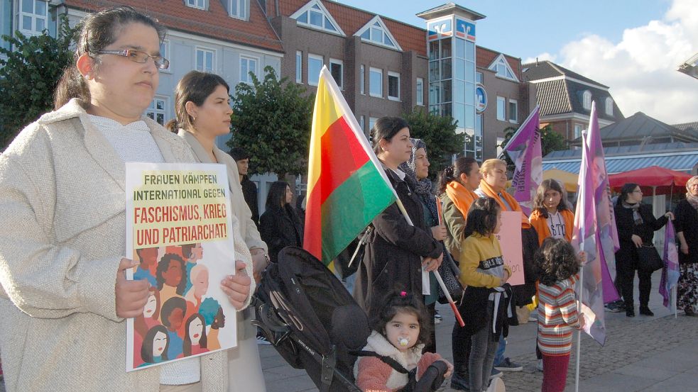 Die Kundgebung auf dem Auricher Marktplatz vergangene Woche hatte auch mit dem Tötungsdelikt an der Popenser Straße zu tun. Foto: Luppen