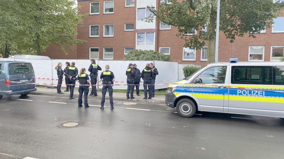 Die Polizei stellte Sichtschutzzäune auf, da sich zwischenzeitlich zahlreiche Angehörige der Verstorbenen vor dem Haus versammelt hatten. Foto: Löschen