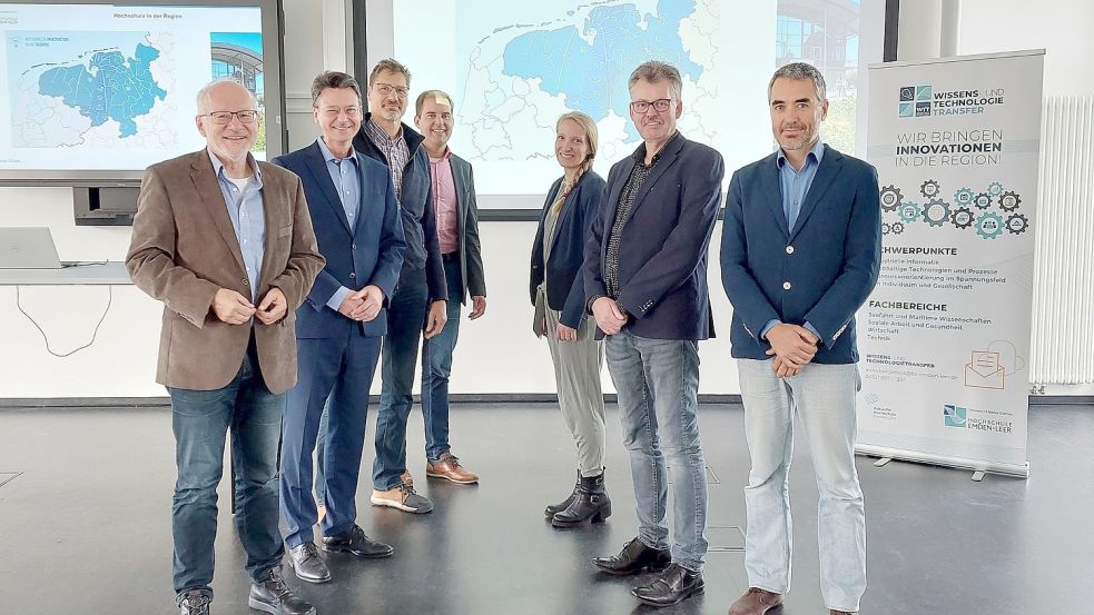 Hochschulpräsident Prof. Dr. Gerhard Kreutz (links) stellte das neue Transferzentrum Nachhaltige Mobilität gemeinsam mit (von links) Prof. Dr. Thorsten Schmidt, Prof. Dr. Thomas Schüning, Prof. Dr. Sven Steinigeweg, Anna Benjamins, Thomas Peetz und Prof. Dr. Iván Herráez vor. Foto: Hanssen