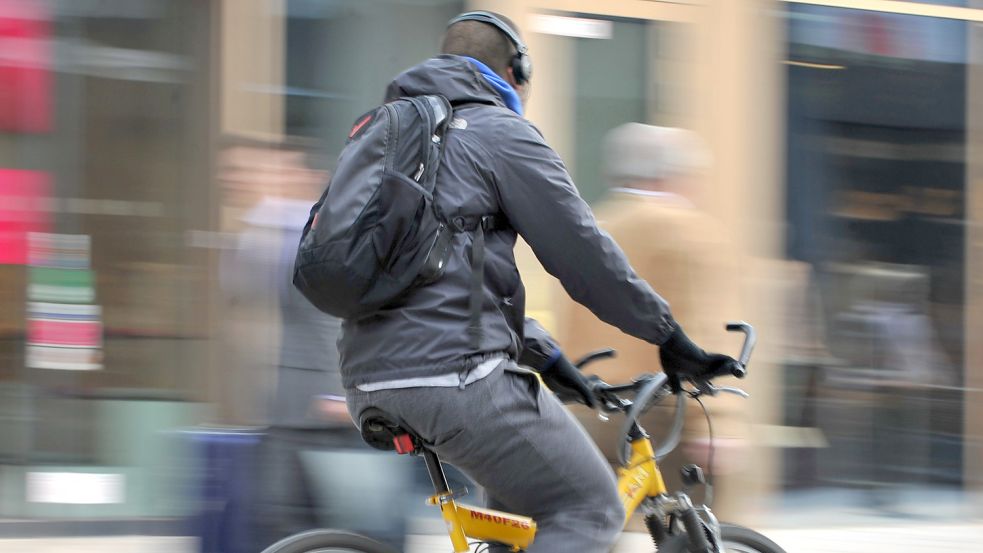 Kopfhörer tragen, beim Fahrradfahren - ist das eigentlich erlaubt? Foto: dpa/Wabitsch