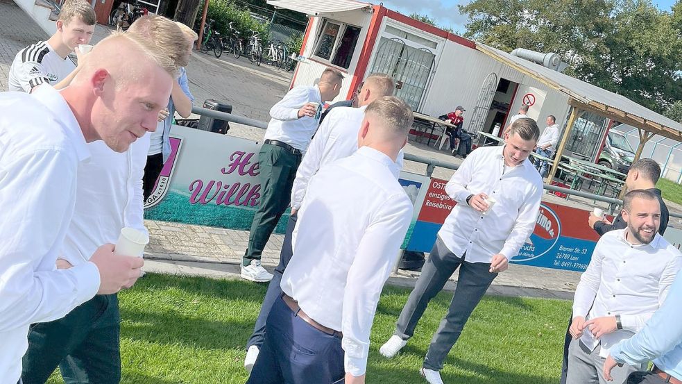 Champions-League-Outfit in der Kreisliga: Vor der Partie schritten die Visquarder im feinen Zwirn zur Platzbesichtigung in Loga. Sie waren bewusst mit den Outfits der Hochzeitsparty vom Abend zuvor angereist. Foto: Privat