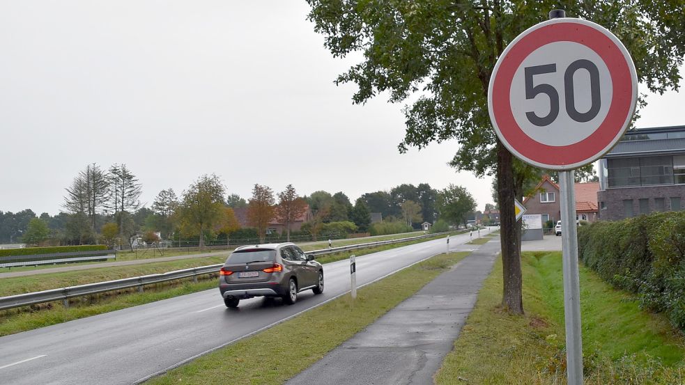 Bereits ab der Höhe Russenstraße kurz vor der Firma Lohse gilt auf dem Rajen seit der Freigabe nach der Sanierung Tempo 50. Foto: Ammermann