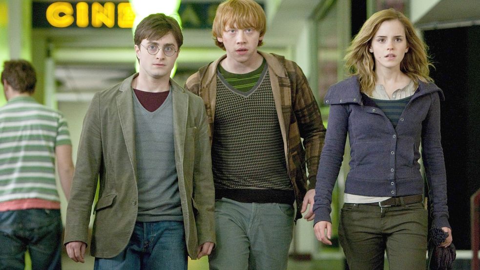 Seit 25 Jahren die Gesichter von Harry, Ron und Hermine: Daniel Radcliffe, Rupert Grint und Emma Watson - hier in „Harry Potter und die Heiligtümer des Todes“. Foto: imago images/Cinema Publishers Collection
