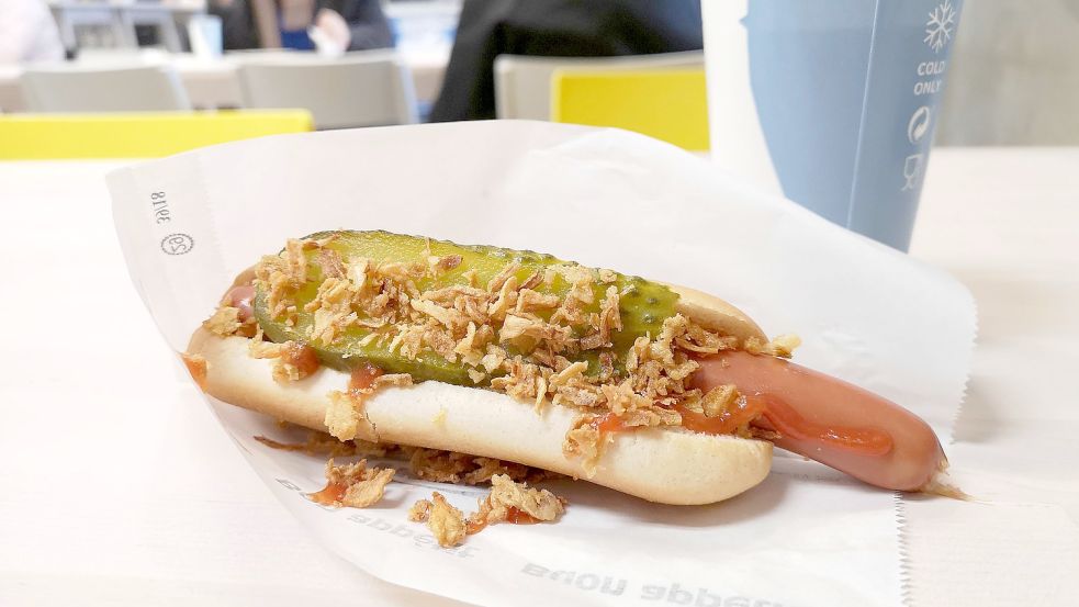 Den Ikea-Hotdog gibt es sowohl mit Fleisch als auch ohne. Foto: imago images/Geisser
