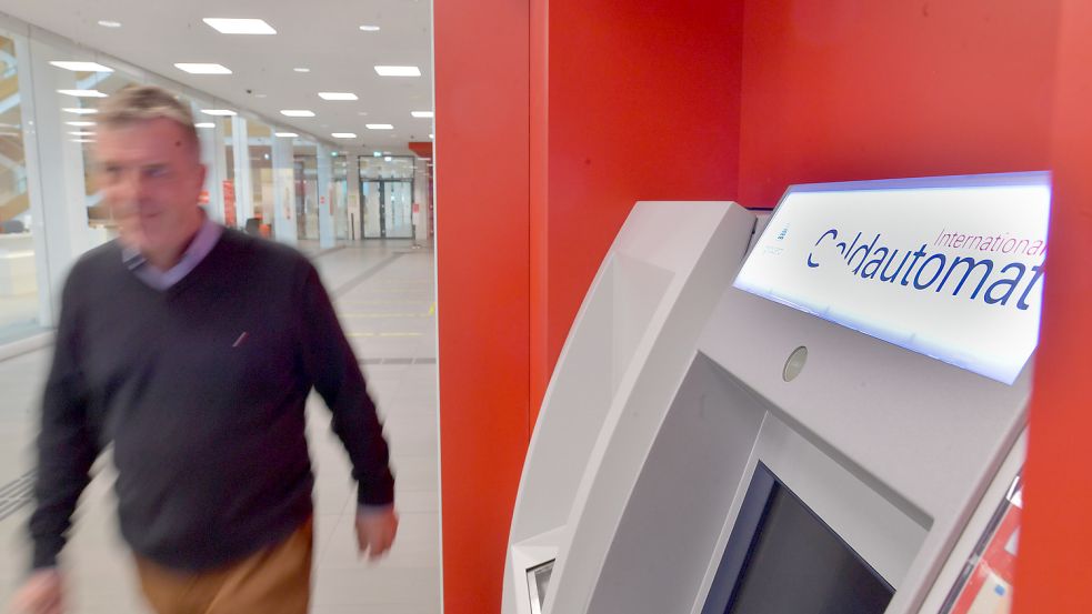 Bei der Sparkasse Leer-Wittmund werden Filialen vorübergehend geschlossen und Geldautomaten früher ausgeschaltet. Foto: Ortgies