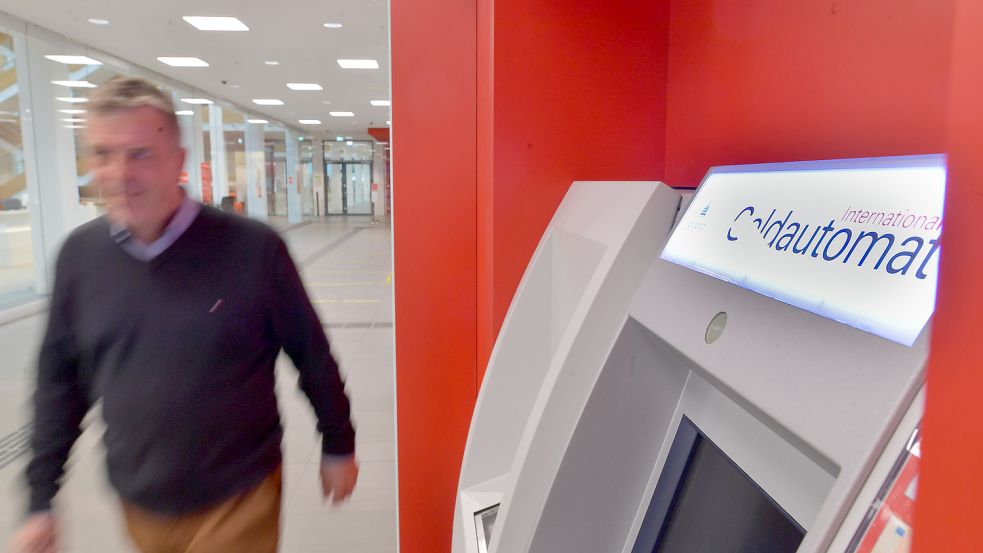 Die Sparkasse wird für ihre Schließungen kritisiert. Foto: Ortgies