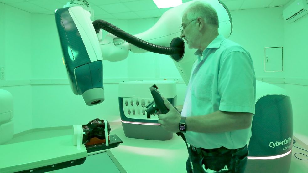 Medizinphysiker Hans-Willi Breyer steuert über das Bedienpanel den Arm des Strahlungsroboters. Steht er in Position, startet das Programm. Foto: Böning