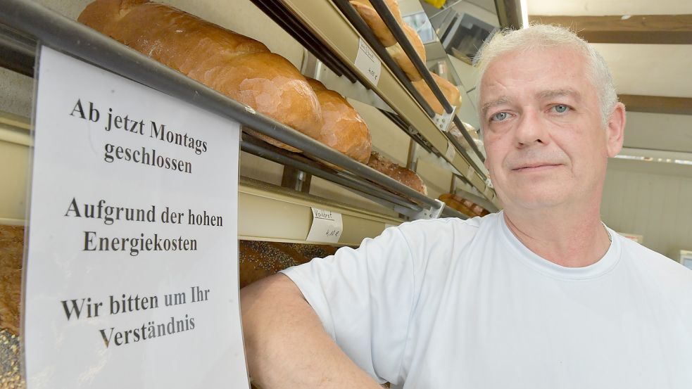 Zettel an der Tür und am Tresen weisen die Kunden auf die Schließung hin. Foto: Ortgies