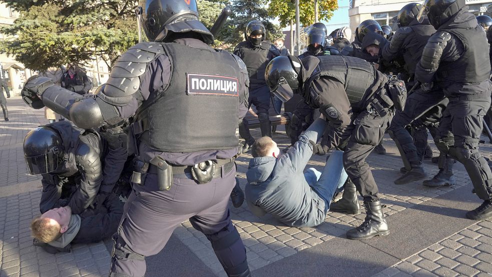 Polizisten nehmen Demonstranten fest während eines Protestes gegen die russische Teilmobilisierung in St. Petersburg. Foto: dpa