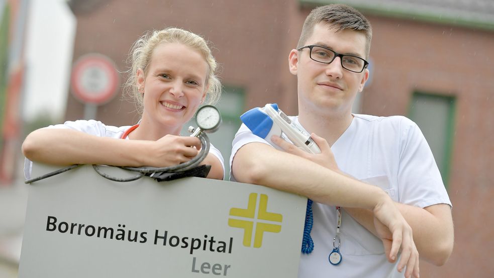 Saskia Westermann und Johannes Siebert machen beide am Borromäus Hospital Leer ihre Ausbildung zur Pflegefachfrau beziehungsweise -fachmann. Foto: Ortgies