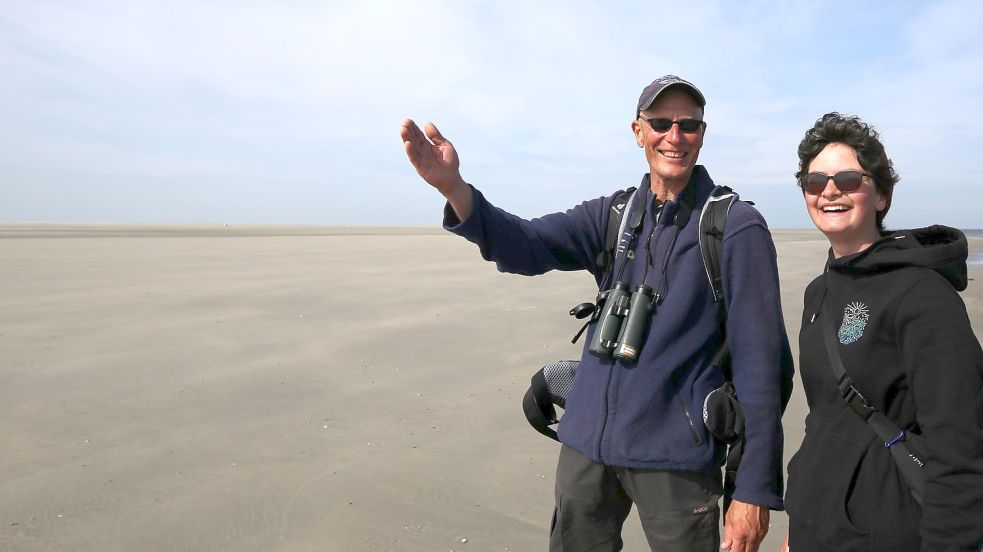 Markus Großewinkelmann im wüstenähnlichen Nichts im Westen der Insel Juist. Hier geht es bei Ebbe fast bis zur Kachelotplate. Dabei ist Marie Plaß (20), die ein Freiwilliges Ökologisches Jahr absolviert. Fotos: Böning