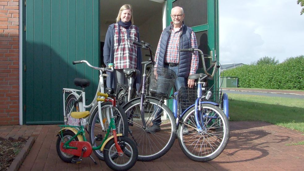 Kerstin Benedix und Hein Eberley unterstützen Flüchtlinge tatkräftig in ihrem neuen Leben in Ostfriesland. Fotos: Scherzer