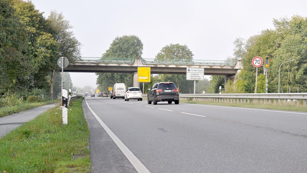 Auf der Bundesstraße 210 kurz vor dem Ortseingang von Wittmund kollidierte im April 2020 spät abends ein Auto mit einem Fahrrad, das auf der Spur stadteinwärts lag (rechts). Zwei Männer kauerten damals im Graben neben dem Radweg (links). Jetzt standen sie vor Gericht. Foto: Ullrich